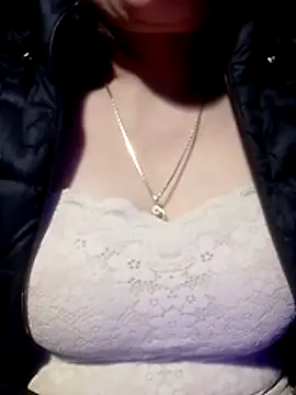 YiyinLy online show from March 10, 8:57 pm