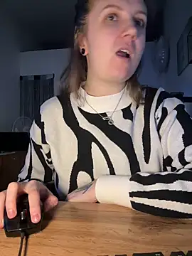 Amy  Leee  online show from December 17, 1:04 pm