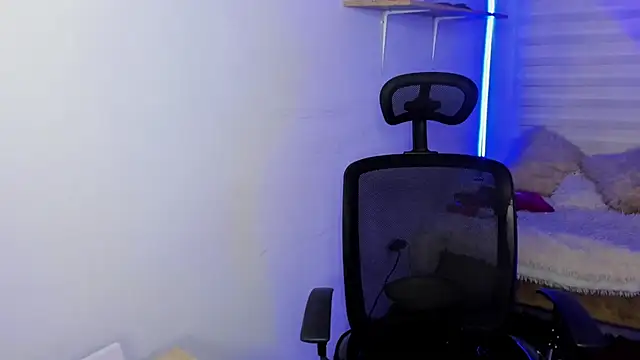 Emily Lindey online show from October 31, 5:09 am