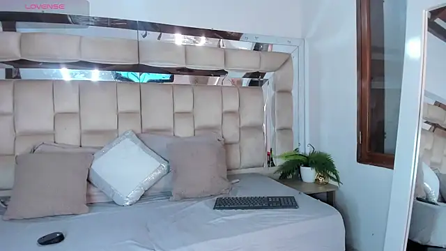 Hanna Garciia online show from November 7, 8:14 pm