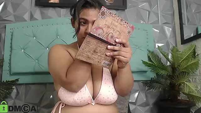 Amara  Hank online show from December 4, 11:45 am