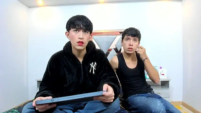 hoot booys  online show from November 5, 12:10 pm