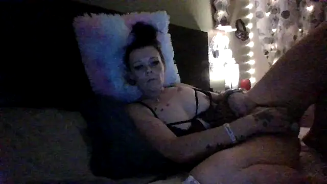 ravenlove1986 online show from May 1, 9:01 am