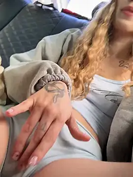 kira mia online show from July 28, 4:39 pm