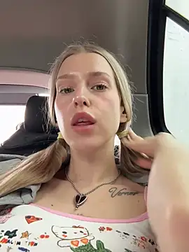 kira mia online show from June 24, 4:28 pm
