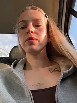 kira mia online show from August 1, 3:58 pm