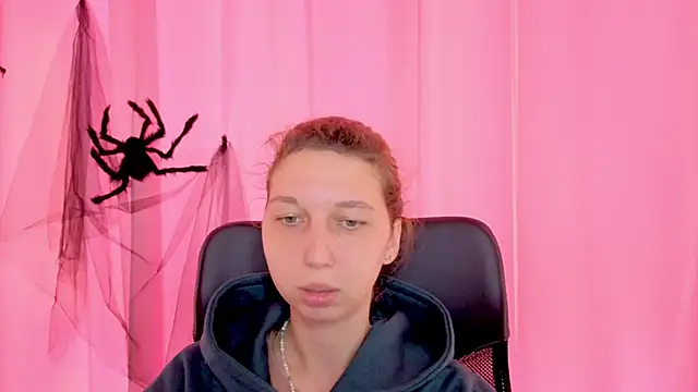 CuteEllii online show from November 12, 11:30 am