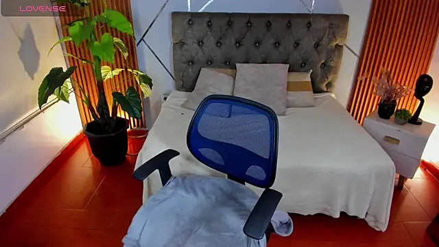 camilaa lux online show from December 18, 4:17 am