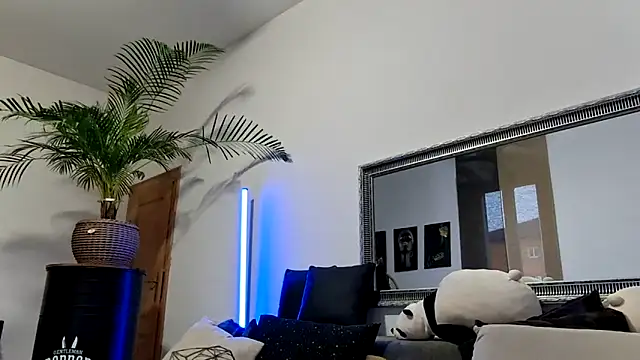 couple mistery online show from April 18, 6:10 pm