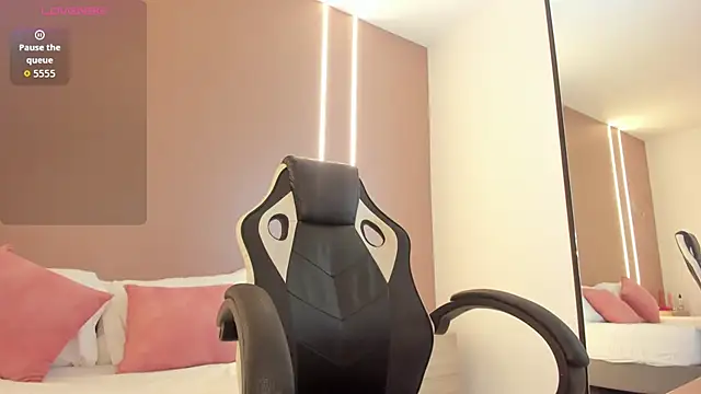 mia collins96 online show from December 3, 2:47 am