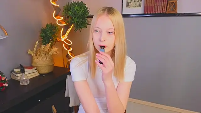 YungLyssy online show from November 18, 3:29 am