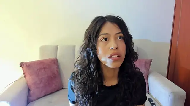 emily jonessxx online show from October 28, 7:08 pm