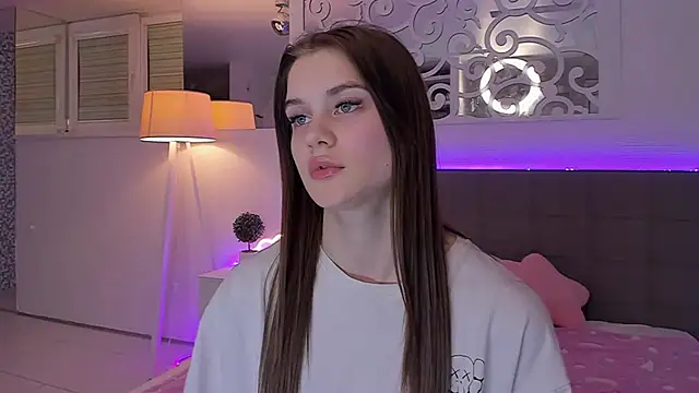 LuisaClover online show from April 12, 8:00 pm