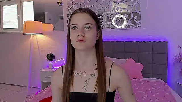 LuisaClover online show from May 29, 12:25 pm