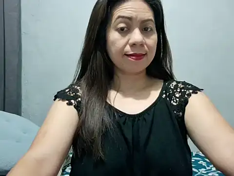 xxxHoneyBee29 online show from June 3, 10:15 pm