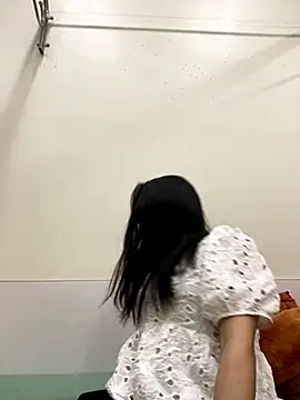 Bee Yellow00 online show from November 15, 5:19 am