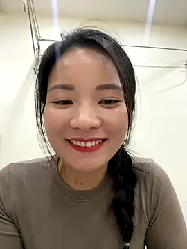 Bee Yellow00 online show from November 12, 4:32 am