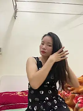 Bee Yellow00 online show from November 6, 4:18 am