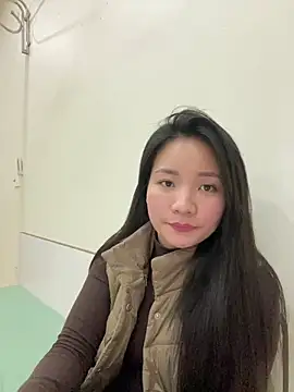 Bee Yellow00 online show from February 6, 5:11 am