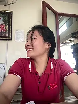 Bee Yellow00 online show from April 8, 9:22 am