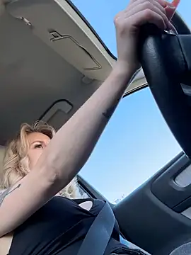 blondegirlx online show from April 22, 7:05 am