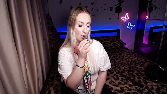 Blonde Miss online show from April 15, 11:44 am