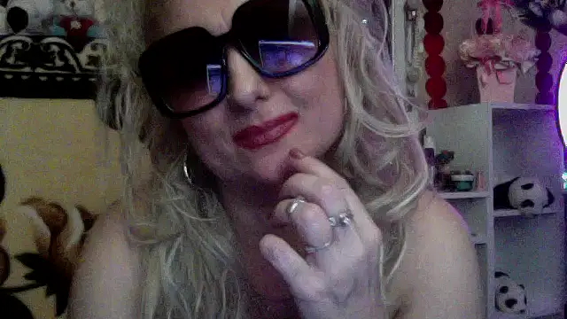 xHot Amazonq online show from December 16, 10:48 pm