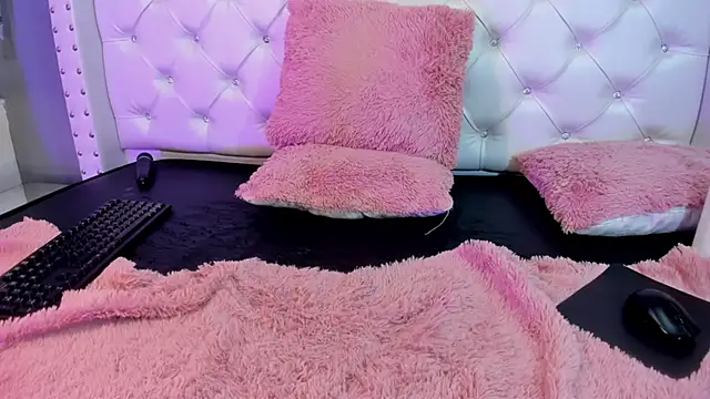 Cristinawhite online show from December 3, 8:44 pm