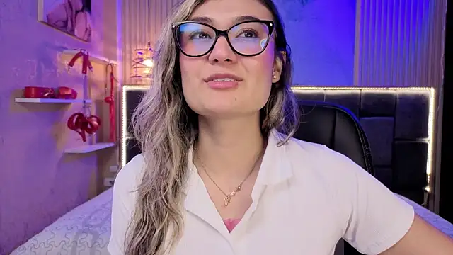 Im-Lola online show from November 15, 8:10 pm