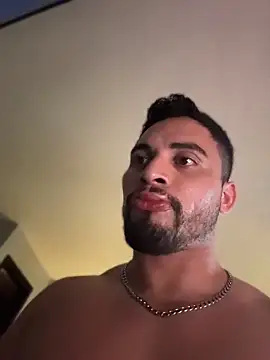 latinpeaches online show from June 27, 11:00 pm