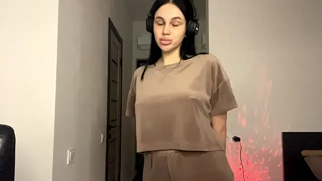 EliseBonser online show from November 3, 6:56 pm