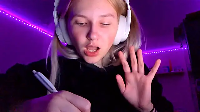 KarinRobertson online show from November 23, 6:31 pm