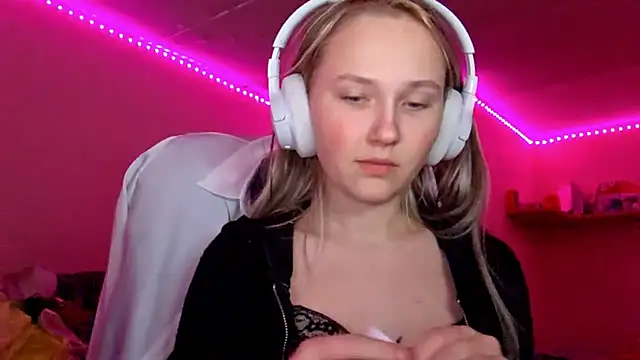 KarinRobertson online show from December 20, 5:28 pm