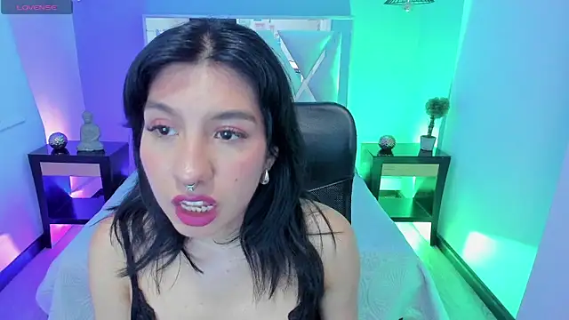 zoe-moreau online show from March 24, 7:30 pm