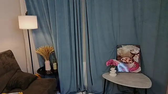 MowasaBritten online show from December 5, 5:25 pm