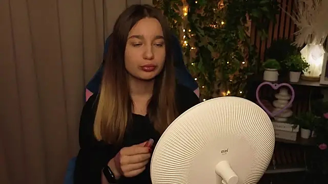 LauriePerez online show from December 21, 12:42 pm