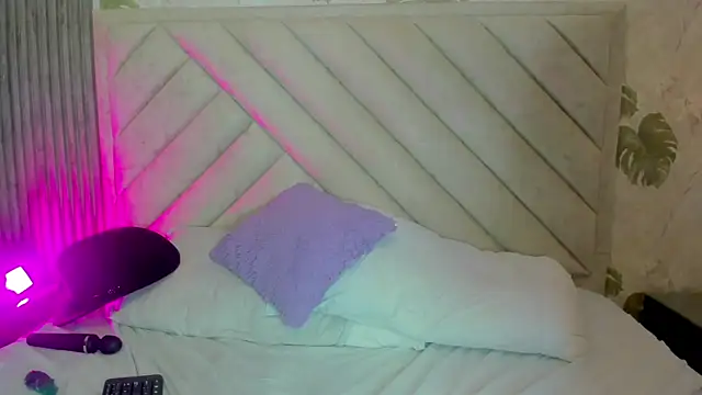 Chloe-Jones1 online show from November 24, 1:40 am