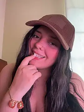 candicewest  online show from April 19, 4:40 pm