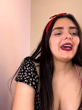 candicewest  online show from November 15, 5:14 pm