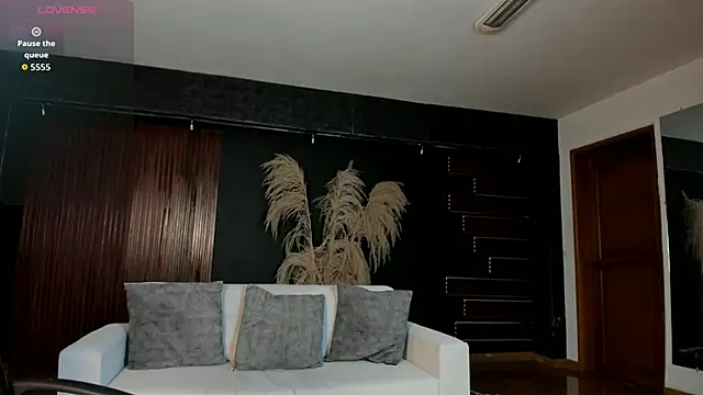 Saara Corraless online show from November 12, 7:45 pm