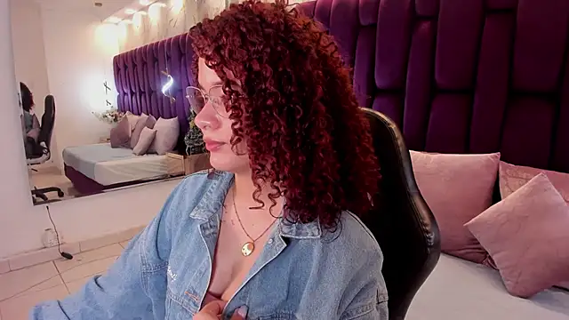 avrilwaynee online show from December 15, 11:37 am