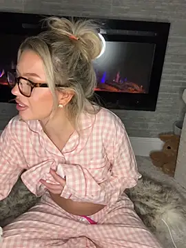 peachcindyy online show from November 18, 9:05 pm