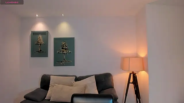 HaileyRoss  online show from February 9, 11:45 am