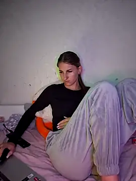 carolinakis  online show from February 14, 8:33 pm