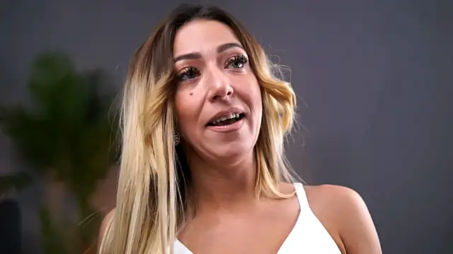 JuliaHyde online show from December 17, 5:00 am