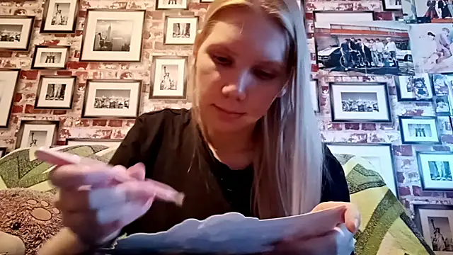 EvieBaggette online show from November 17, 8:15 am