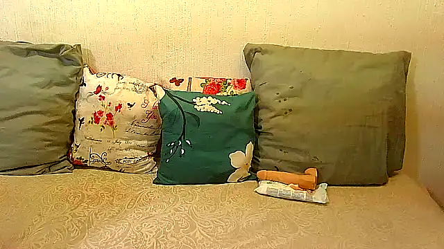 BrunetteNaomi8 online show from June 1, 9:38 pm