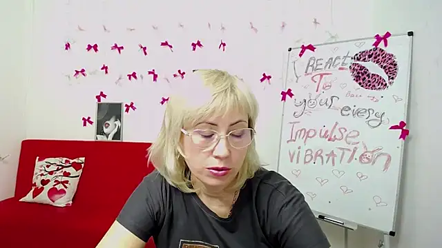 LaurenWishy online show from March 27, 6:19 pm