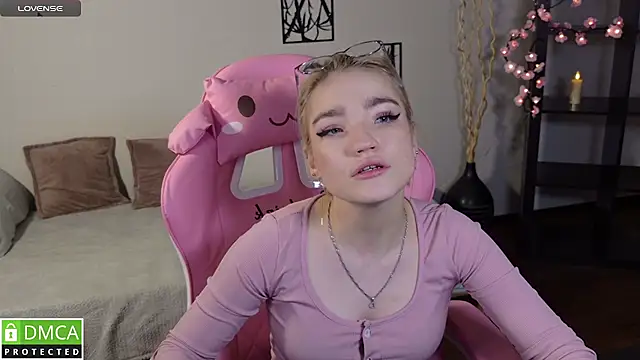 Megan Lora online show from November 21, 8:38 am