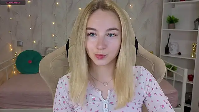 Shy Polly online show from July 17, 12:04 am
